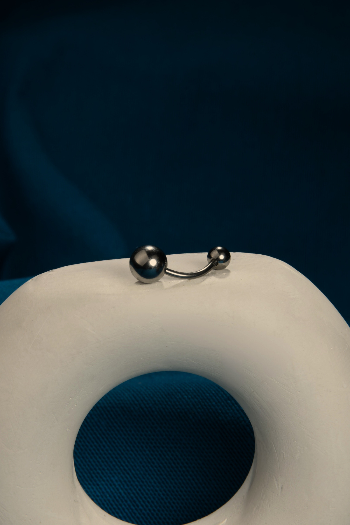 İki Ucu Toplu Göbek Piercingi