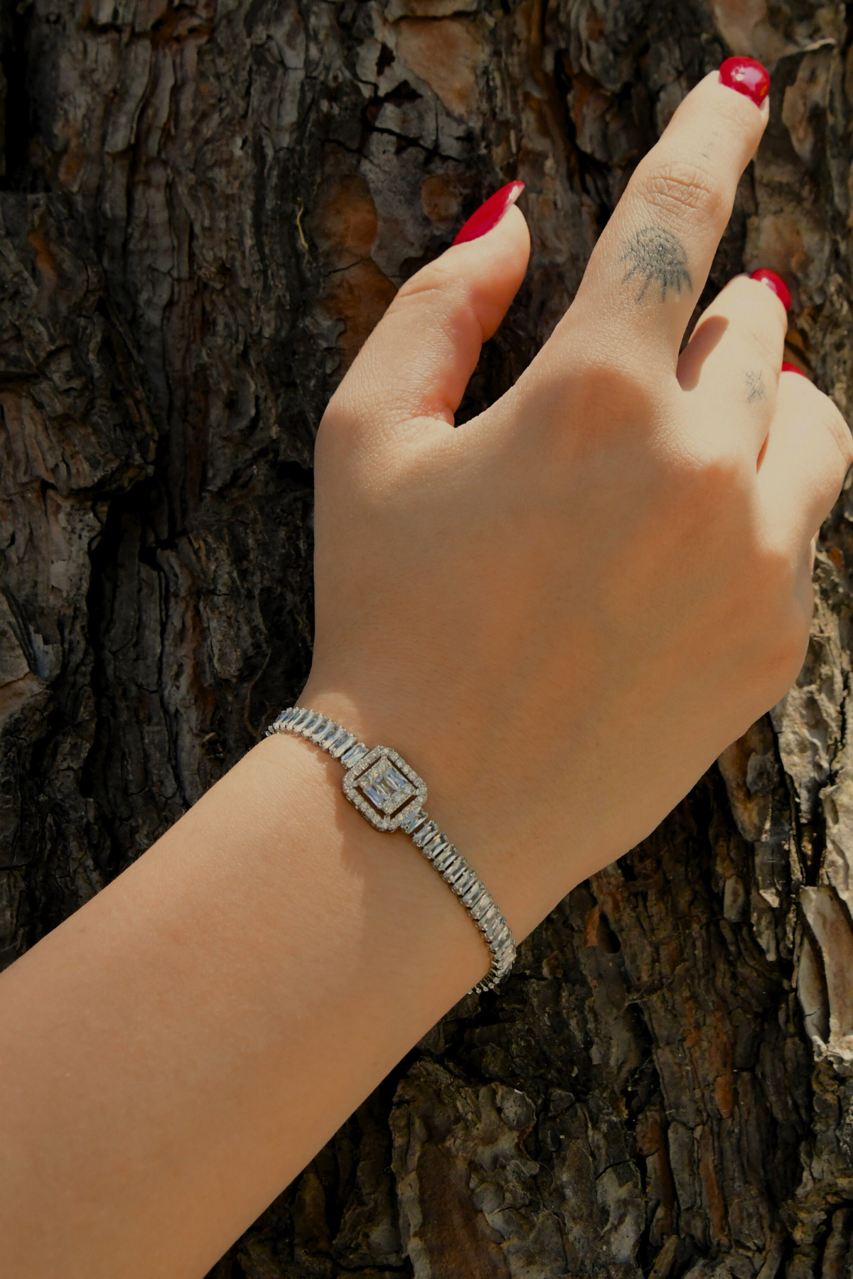 Dikdörtgen Sıralı Zirkon Taşlı Baget Model Kadın Çelik Zincir Bileklik