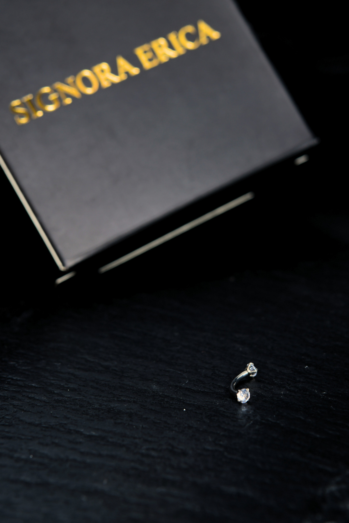 İki Ucu Yuvarlak İçine Giren Taşlı Hem Tragus Hem Kıkırdak Piercing