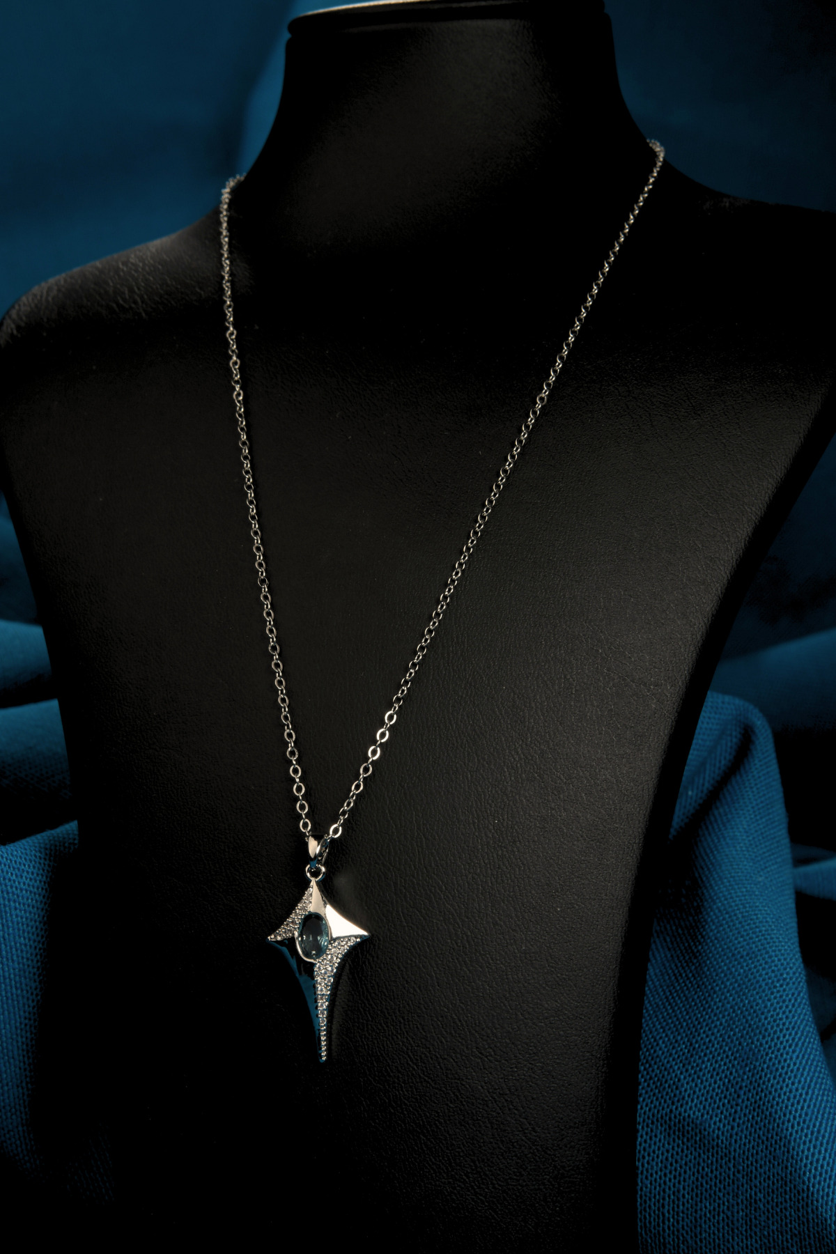 Ortası Mavi Zirkon Taşlı Etrafında Taşları Olan Kuzey Yıldızı Model Kadın Çelik Kolye