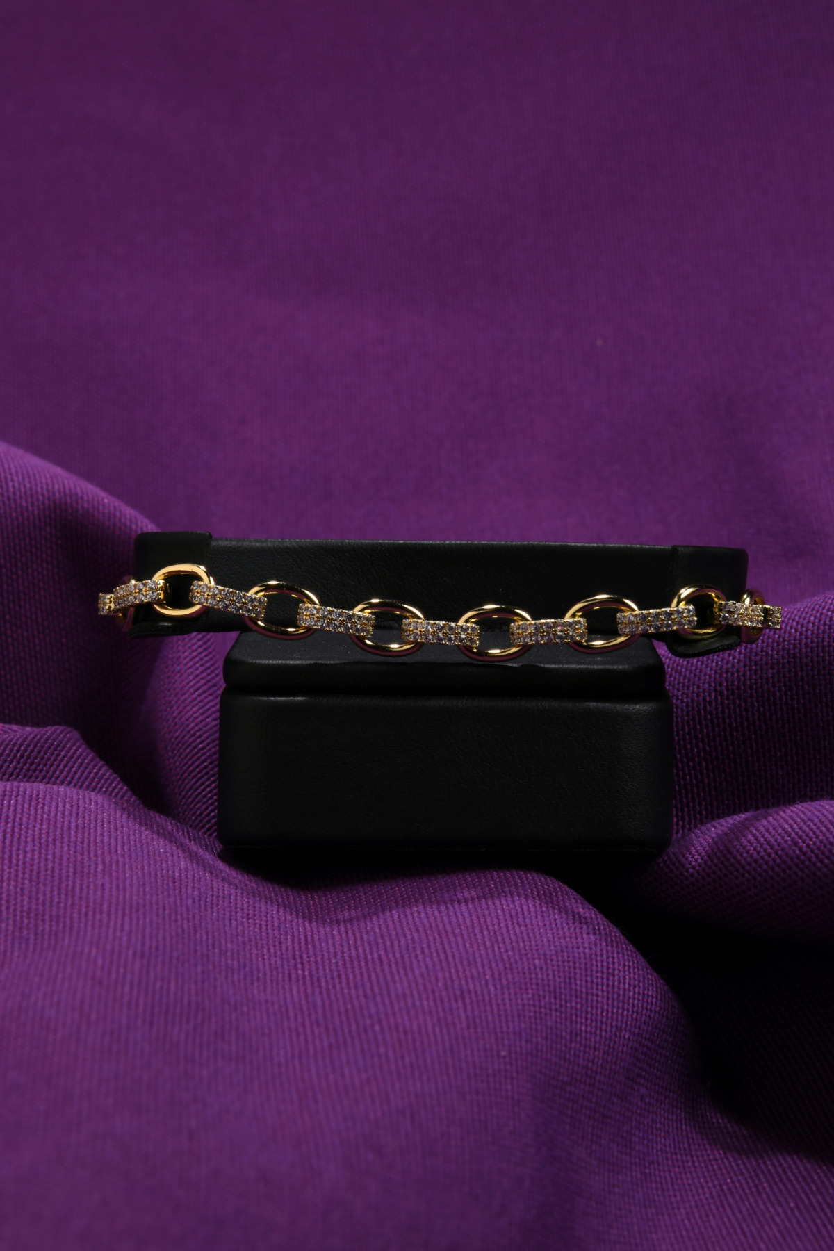 XP Altın Kaplama Zarif Taş İşlemeli Kadın Çelik Görünümlü Xp Zincir Bileklik