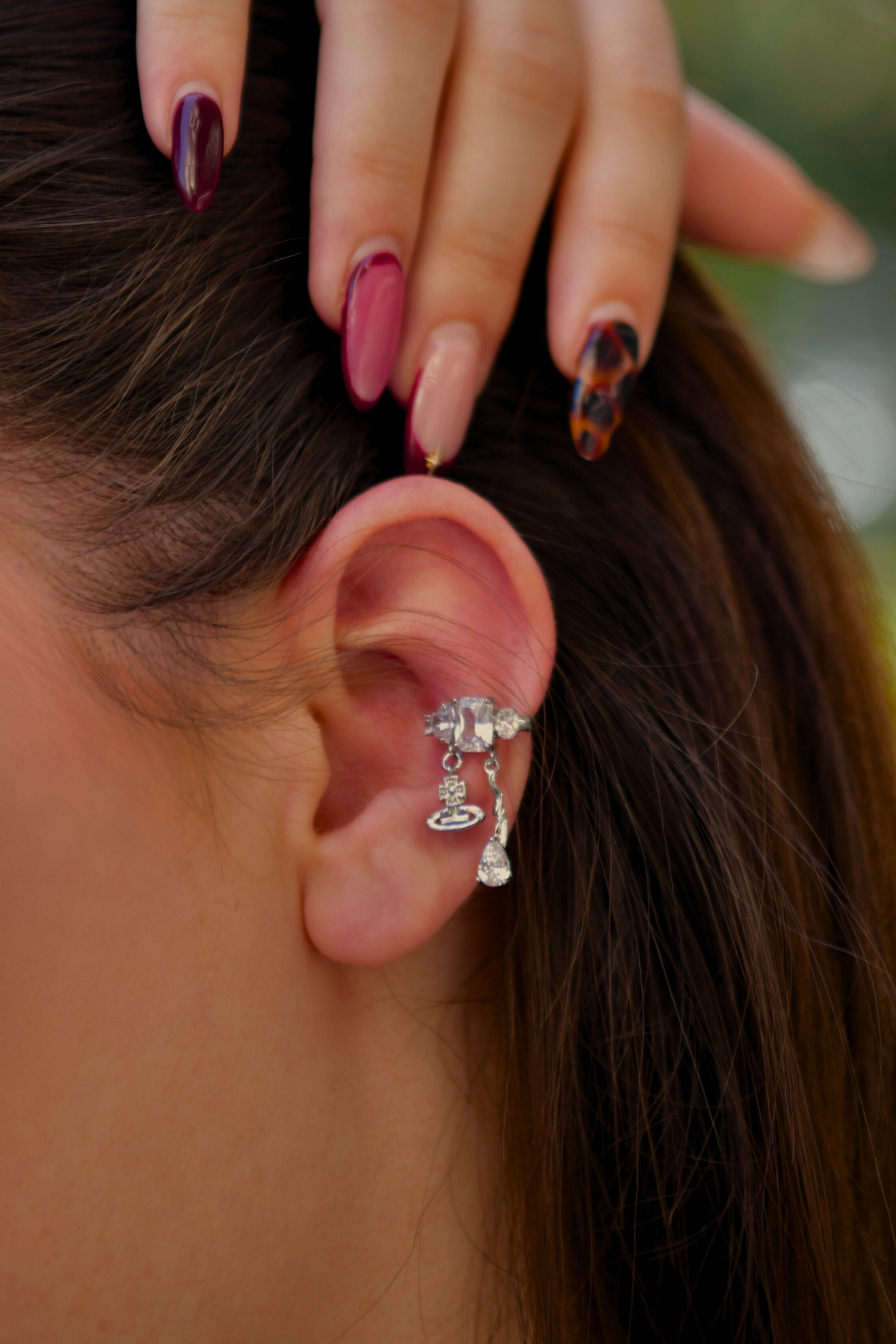 Üzeri Yuvarlak,Kalp Ve Baget Taşları Olan Damla Model Sallantılı Uçlu Earcuff