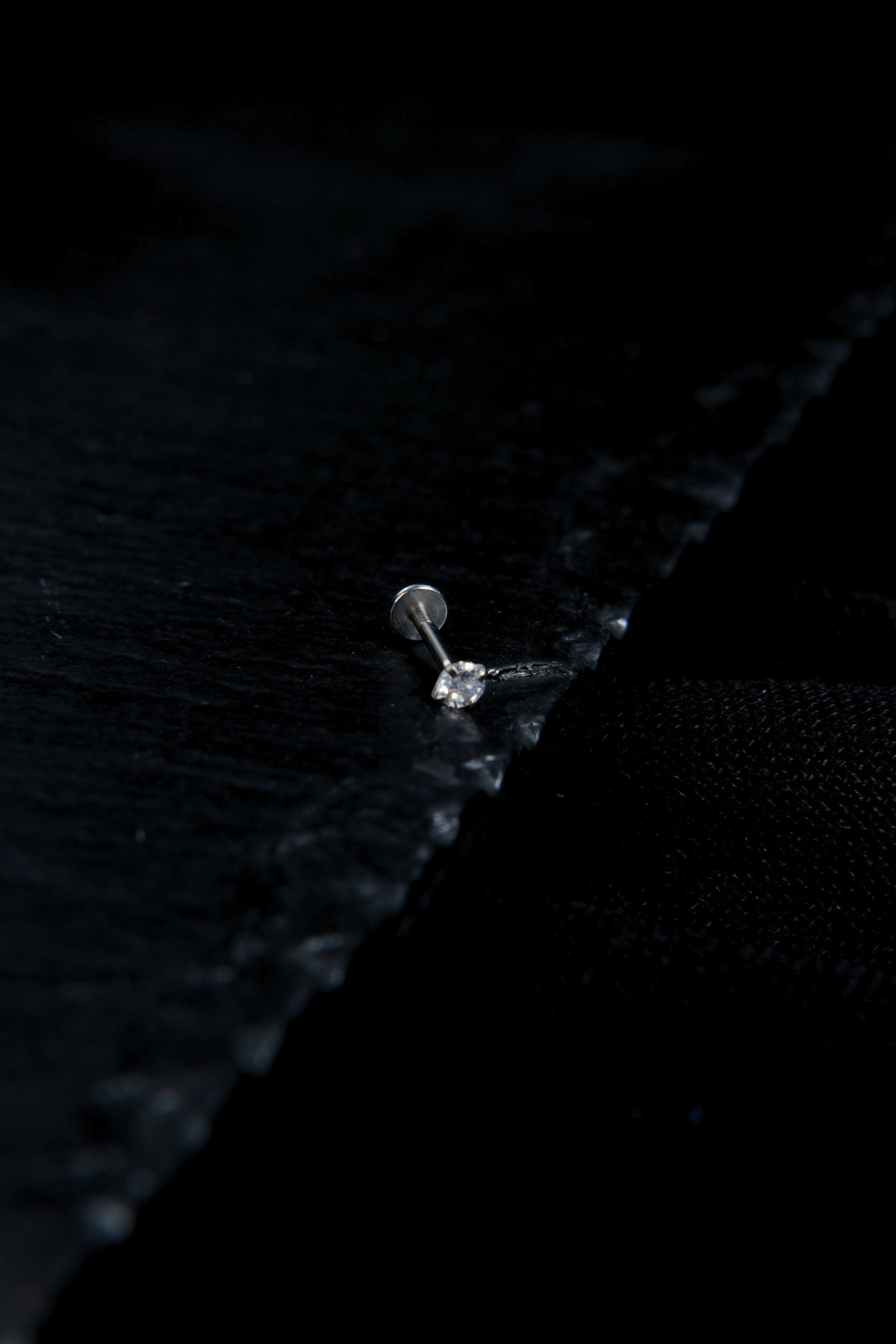 Bir Ucu Düz Bir Ucu İçine Giren Taşlı Dudak Piercing