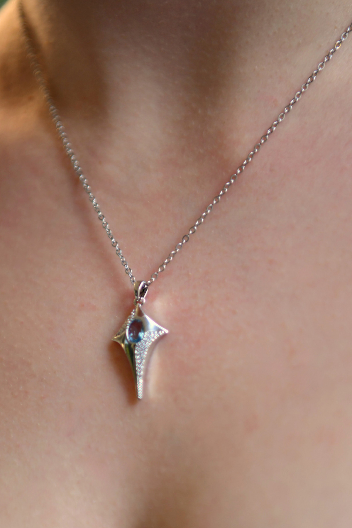 Ortası Mavi Zirkon Taşlı Etrafında Taşları Olan Kuzey Yıldızı Model Kadın Çelik Kolye