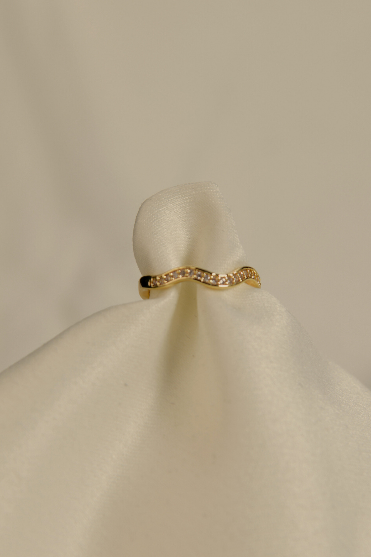 Dalgalı Model Üzeri Taşlı Çelik Görünümlü Xp Eklem Yüzüğü