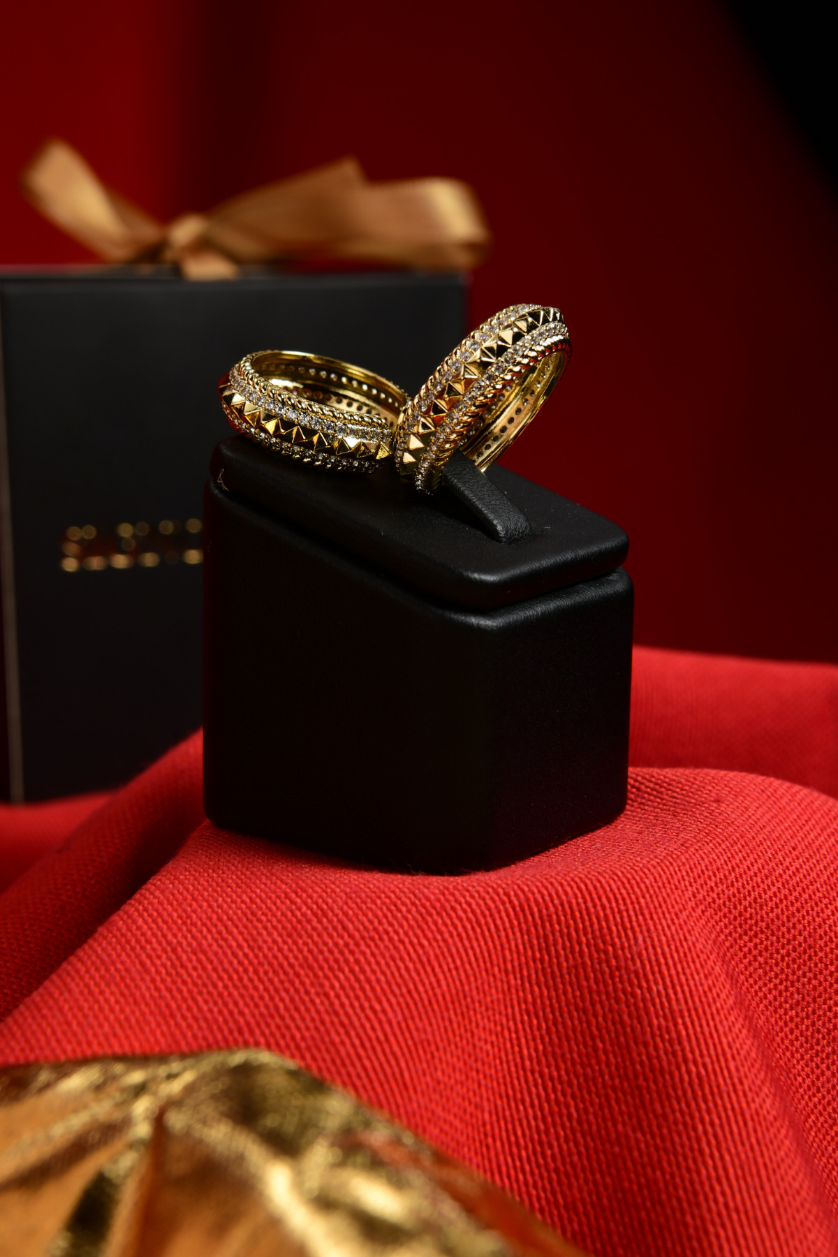 Üzeri Kabartmalı Etrafı Taşlı Ayarlanabilir Çelik Görünümlü Xp Yüzük