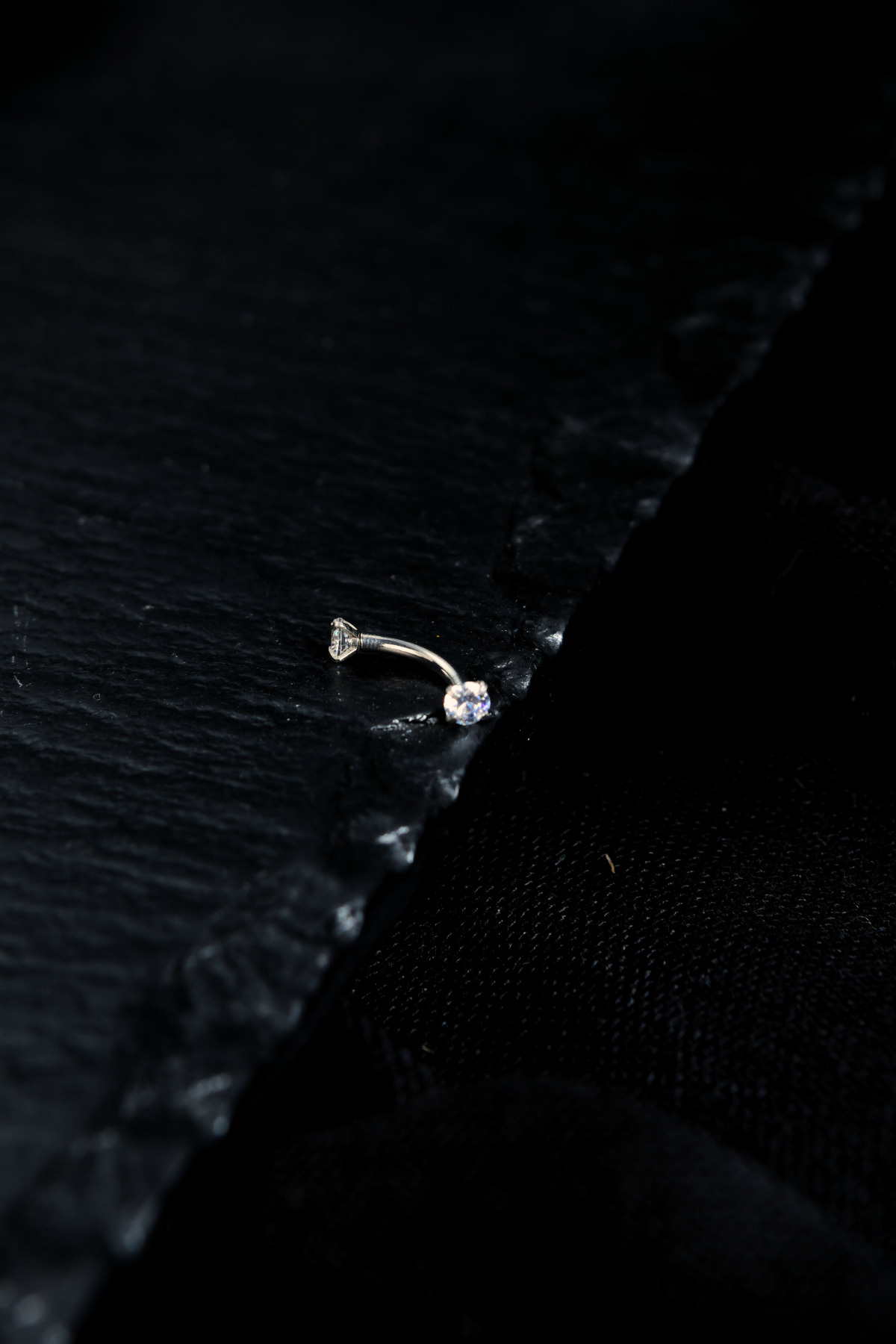 İki Ucu Yuvarlak İçine Giren Taşlı Kaş Piercing