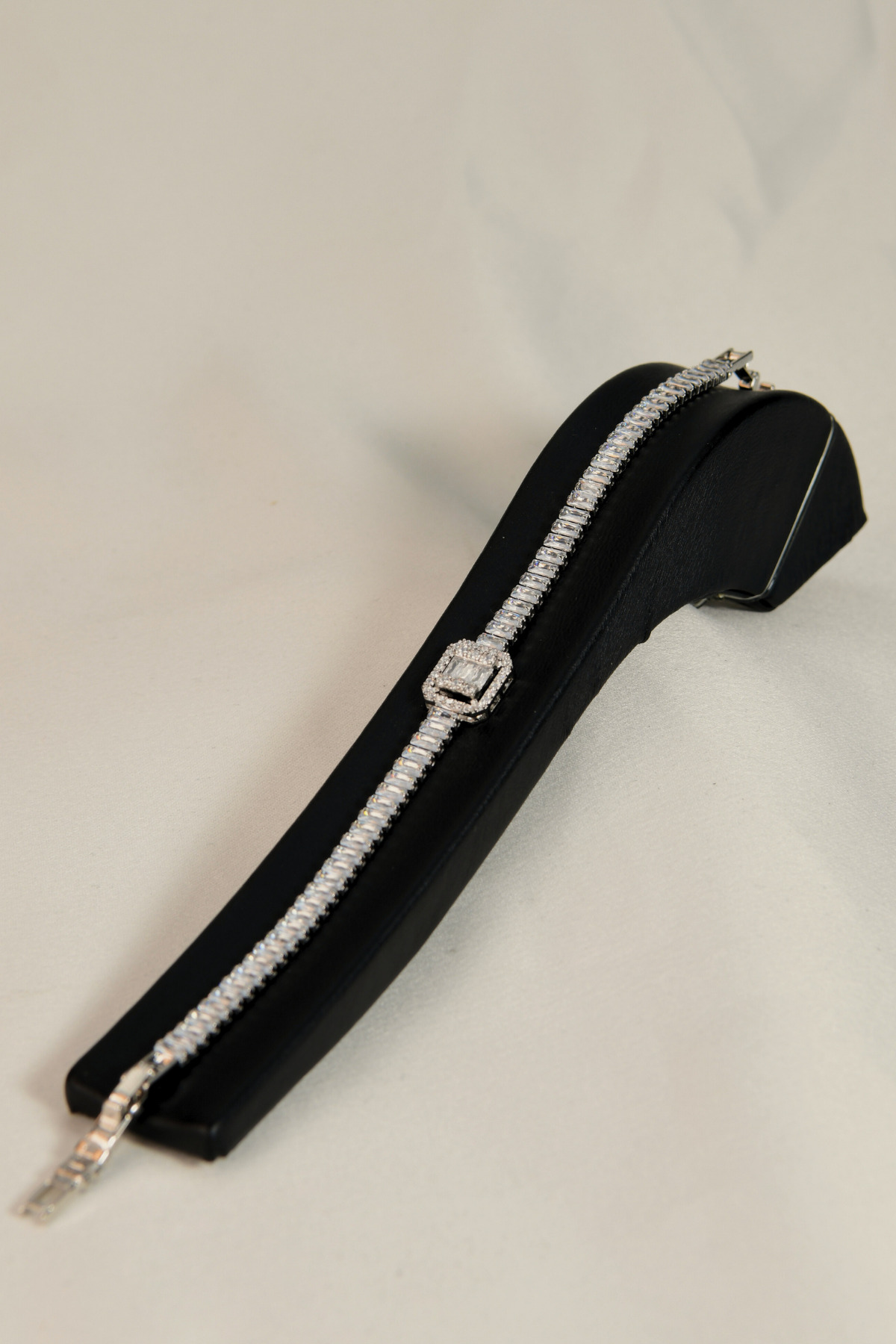 Dikdörtgen Sıralı Zirkon Taşlı Baget Model Kadın Çelik Zincir Bileklik