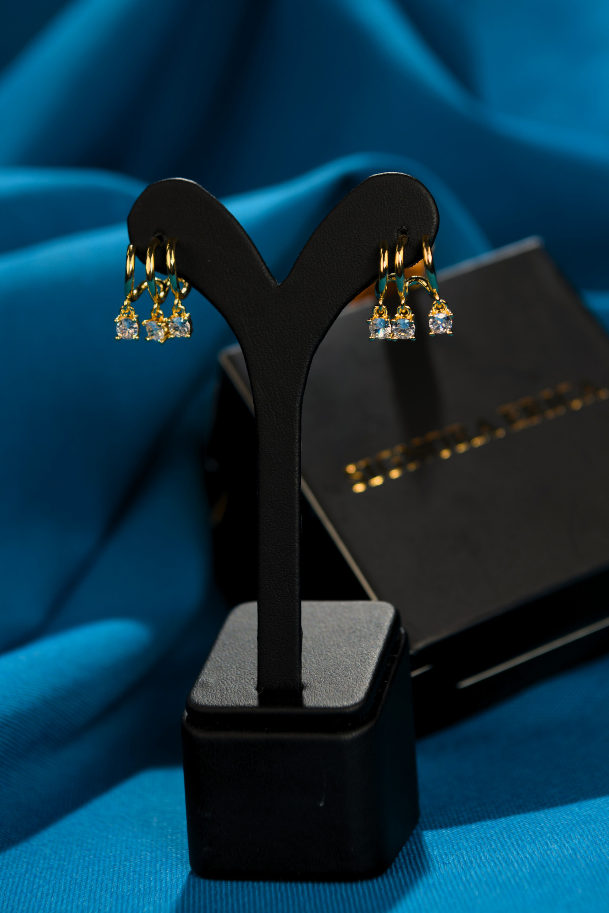 3 Yuvarlak Zirkon Taşlı Çiftli Kadın Çelik Küpe