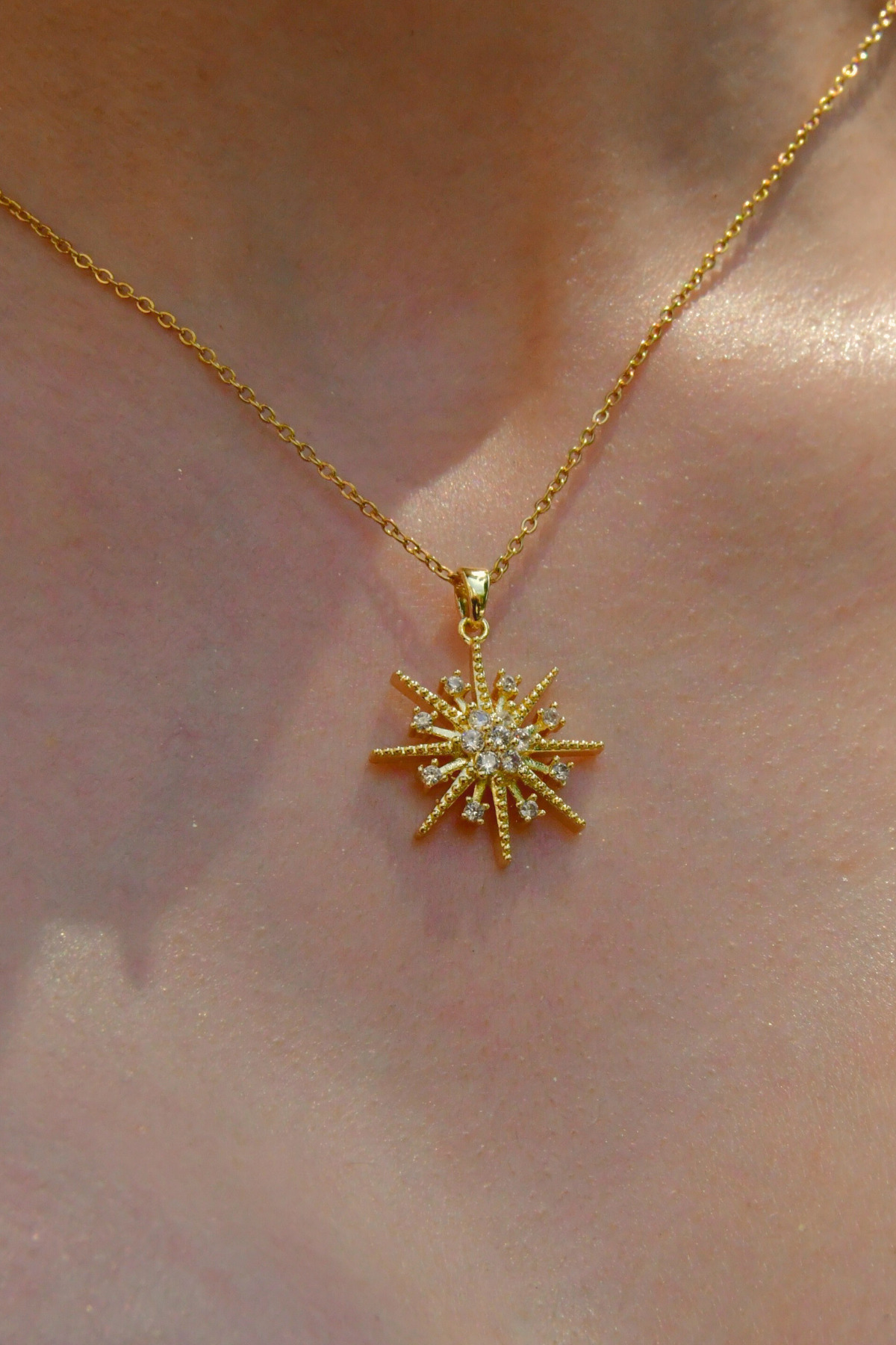 Güneş Figürlü Ortası Zirkon Taşlı Kadın Çelik Kolye