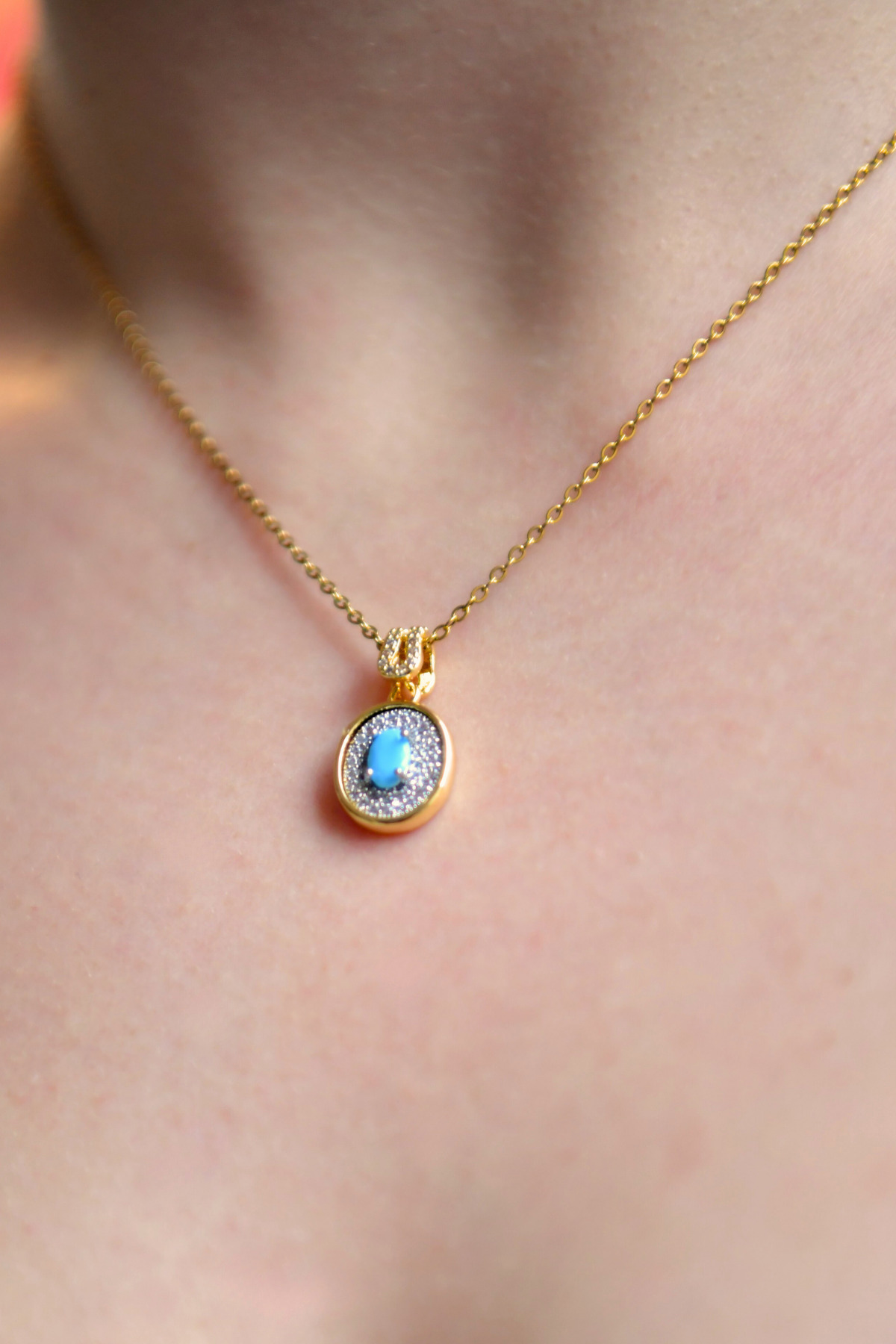 Çerçeve Model Ortası Mavi Etrafı Zirkon Taşlı Kadın Çelik Kolye