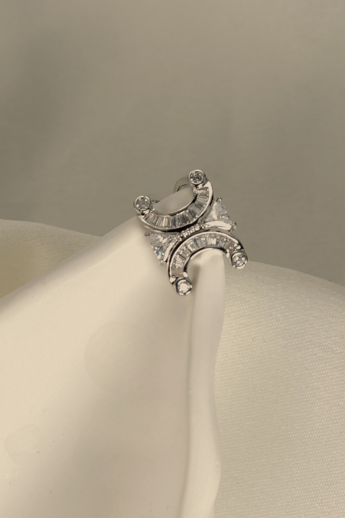 Baget Taşlı Hilal Model/At Nalı Earcuff