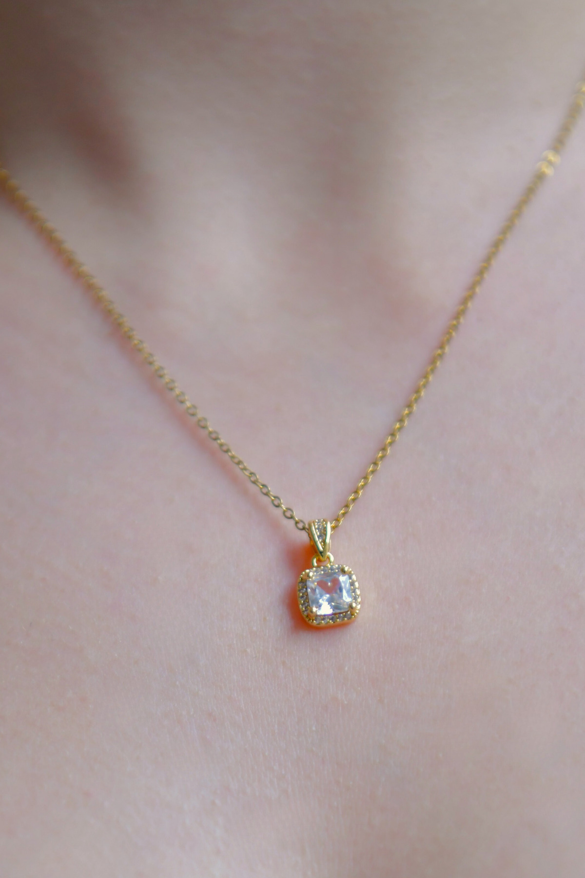 Etrafı Zirkon Ortası Baget Taşlı Kadın Çelik Kolye