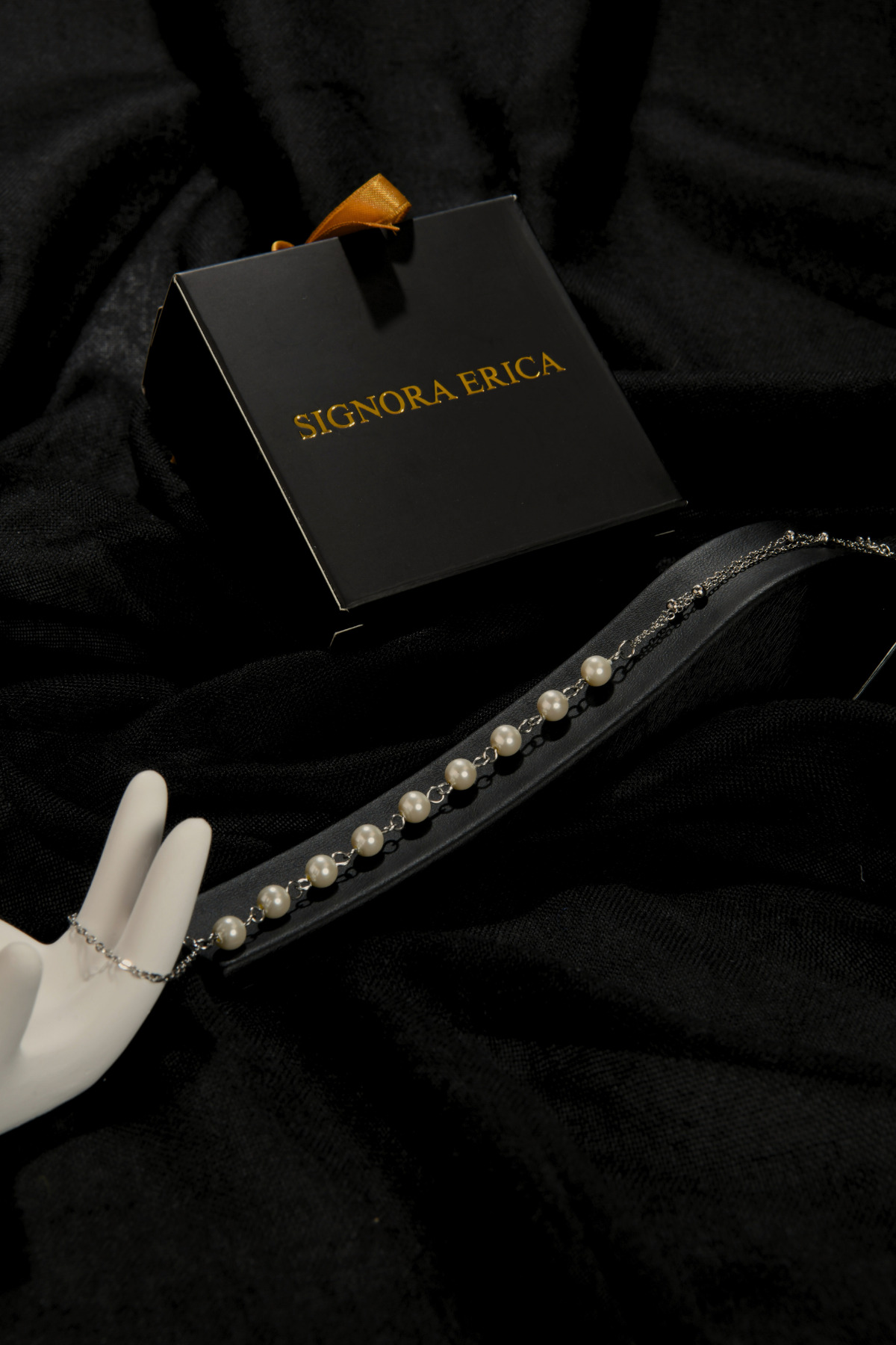 İncili Dorikalı Kadın Çelik Şahmeran