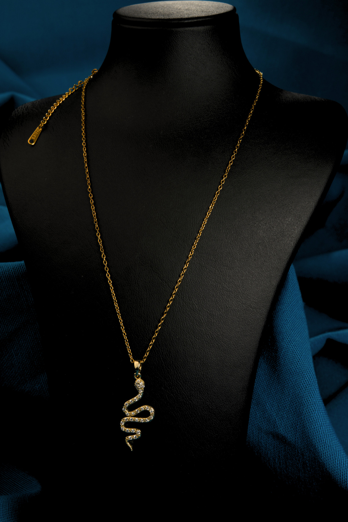 Zirkon Taşlı Yılan Figürlü Kadın Çelik Kolye