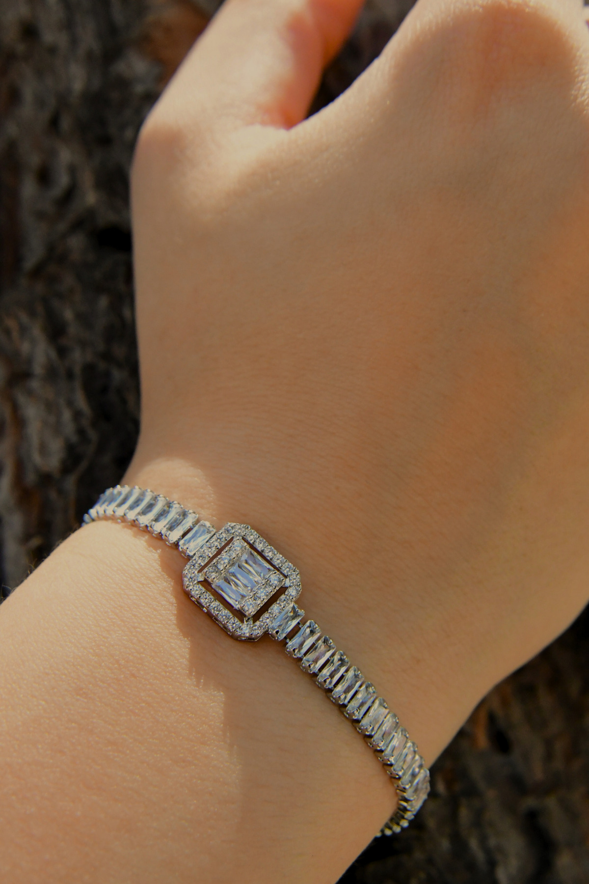 Dikdörtgen Sıralı Zirkon Taşlı Baget Model Kadın Çelik Zincir Bileklik