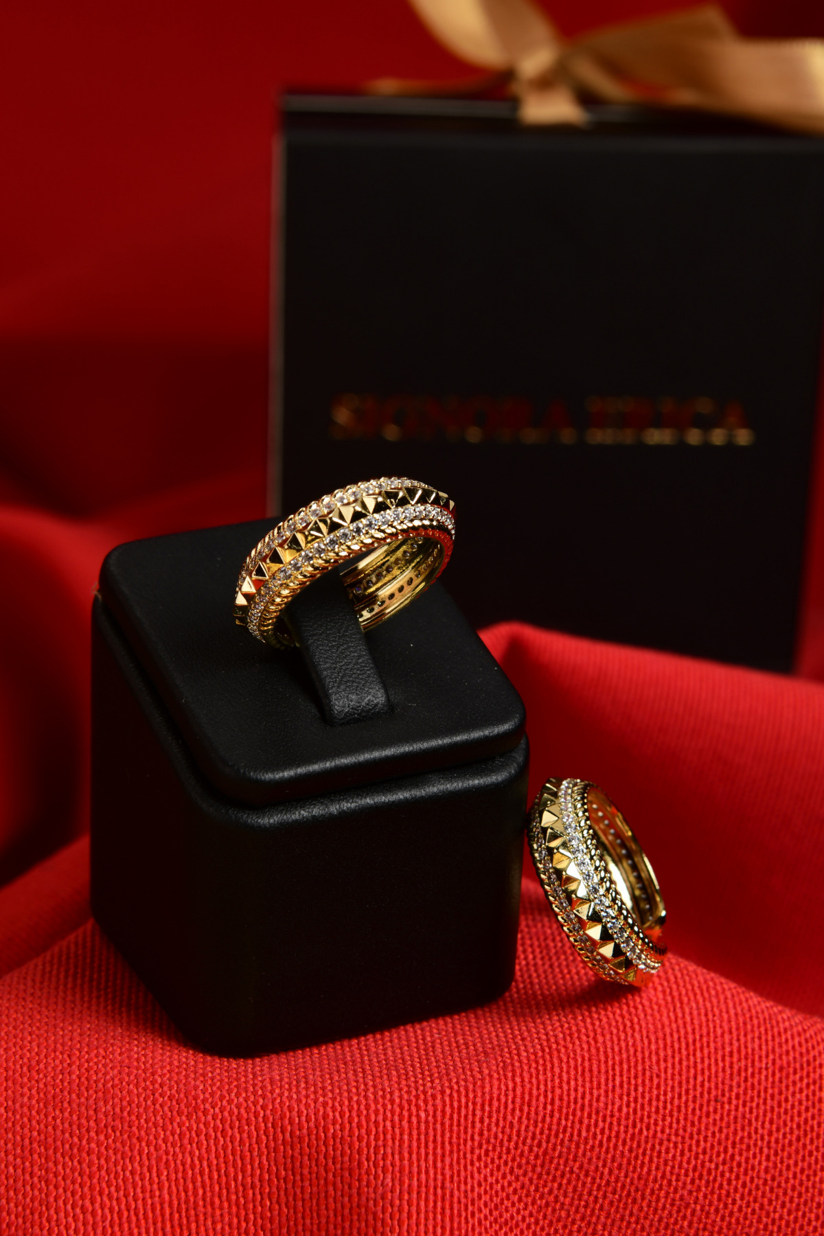 Üzeri Kabartmalı Etrafı Taşlı Ayarlanabilir Çelik Görünümlü Xp Yüzük